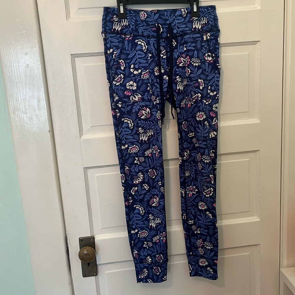 aerie blue, white, and pink patterned soft leggings in women’s size M